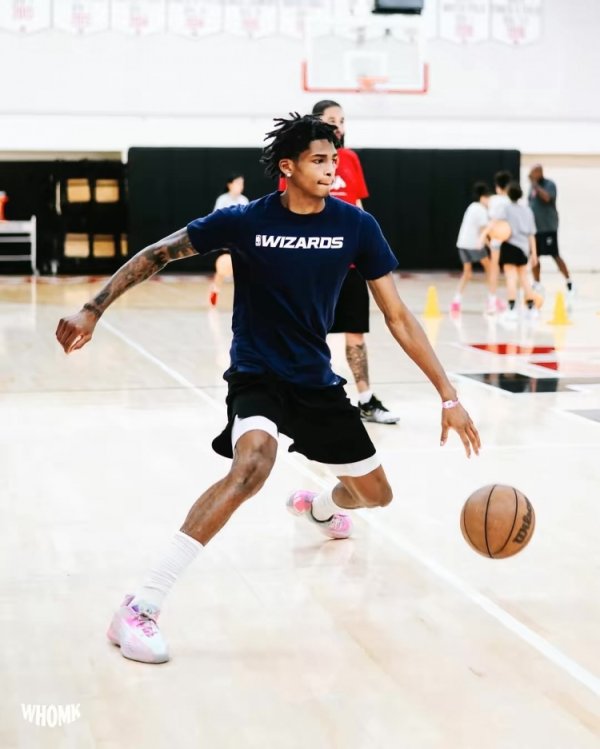 AJ-约翰逊晒练习  生活照 还晒出带有个人Logo的登山包