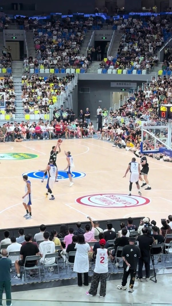 赫罗纳男篮14号防赵睿频繁下小动作 周鹏挥拳打头直接将其KO