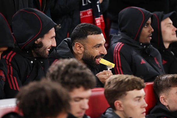 不用上班！对阵水晶宫赛事  中，轮休的萨拉赫被拍到在场边吃菠