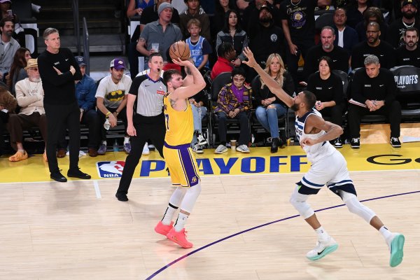 科尔：东契奇的后撤步及在脑后出手的投射方式 你根本无法干扰