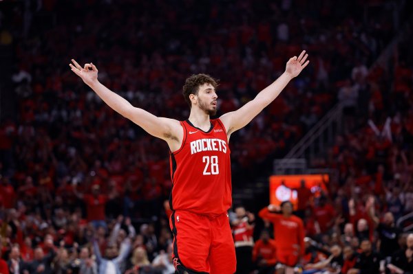 记者：申京从欧锦赛练级回来的进步 简直像极了23年世界杯赛 