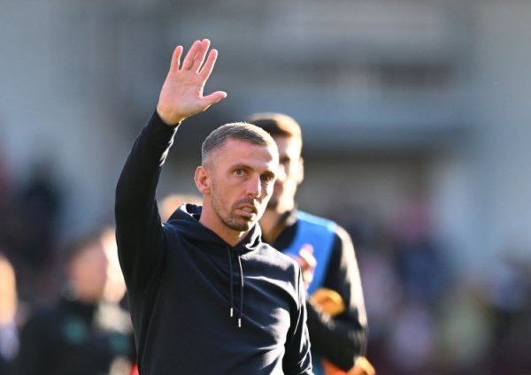 记者：奥尼尔是狼队主指导教练员的主要候选之一，他处于领跑  