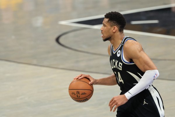 今天雄鹿主场作战  迎战奇才！队记：字母哥升级为可以出战