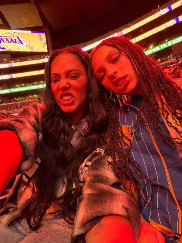 阿耶莎与大女儿现场支持库里：17个赛季了！我们的骄傲到无以言