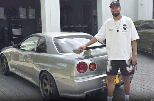 周薪六万爱买车！太阳报：切尔西守门员桑切斯车库豪车价值超百万