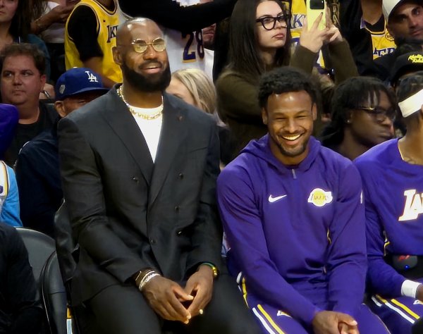 Shams：詹姆斯在看球时意识到 球队需要他成为最佳阵形  