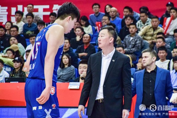 刘维伟：受俱乐部领导重托给杨瀚森带了件特殊礼物——手写笔记本