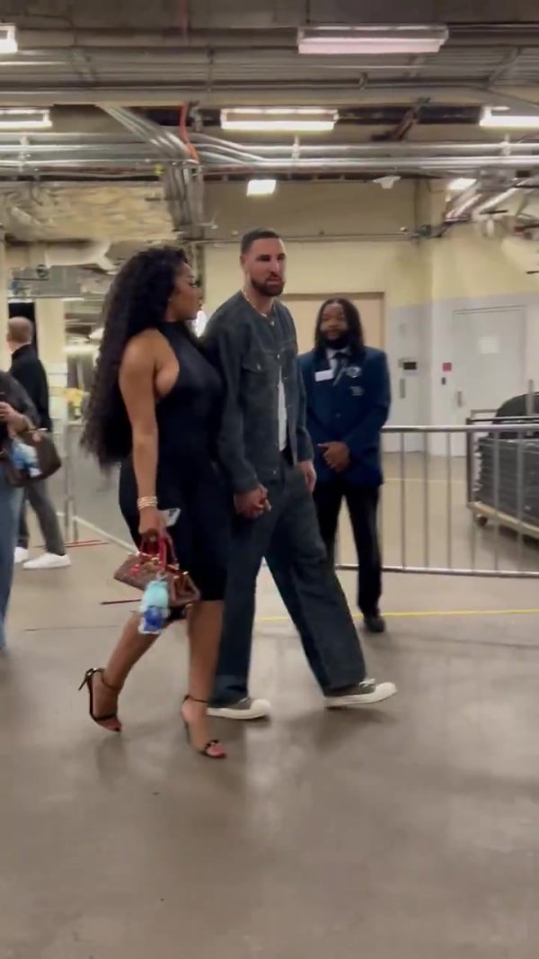 13中4得10分！克莱赛后手牵手携女友马冬梅离场