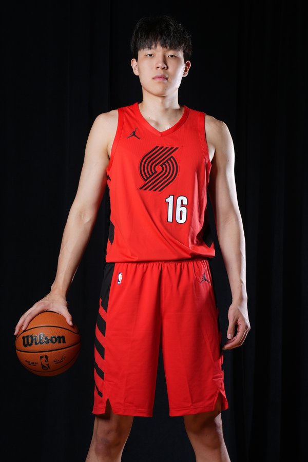 杨瀚森的NBA常规赛首秀并没有太多亮点 他需要学习的东西很多