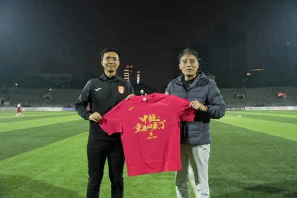 重庆古代足球    精神代代相传，重庆铜梁龙向李章洙赠送冲超