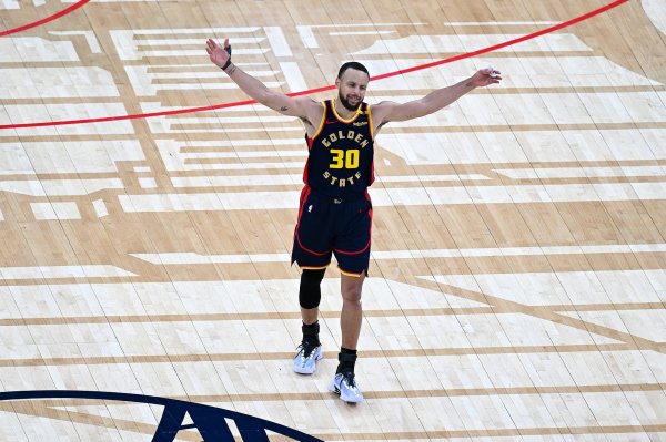 库里42+6+7&连中关键球！媒体人：看一场少一场 