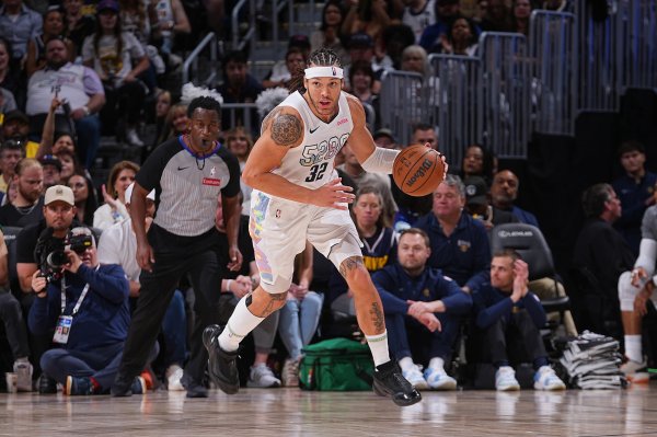 戈登50分10三分？库里：太离谱了 不管他休赛期怎么练的&a